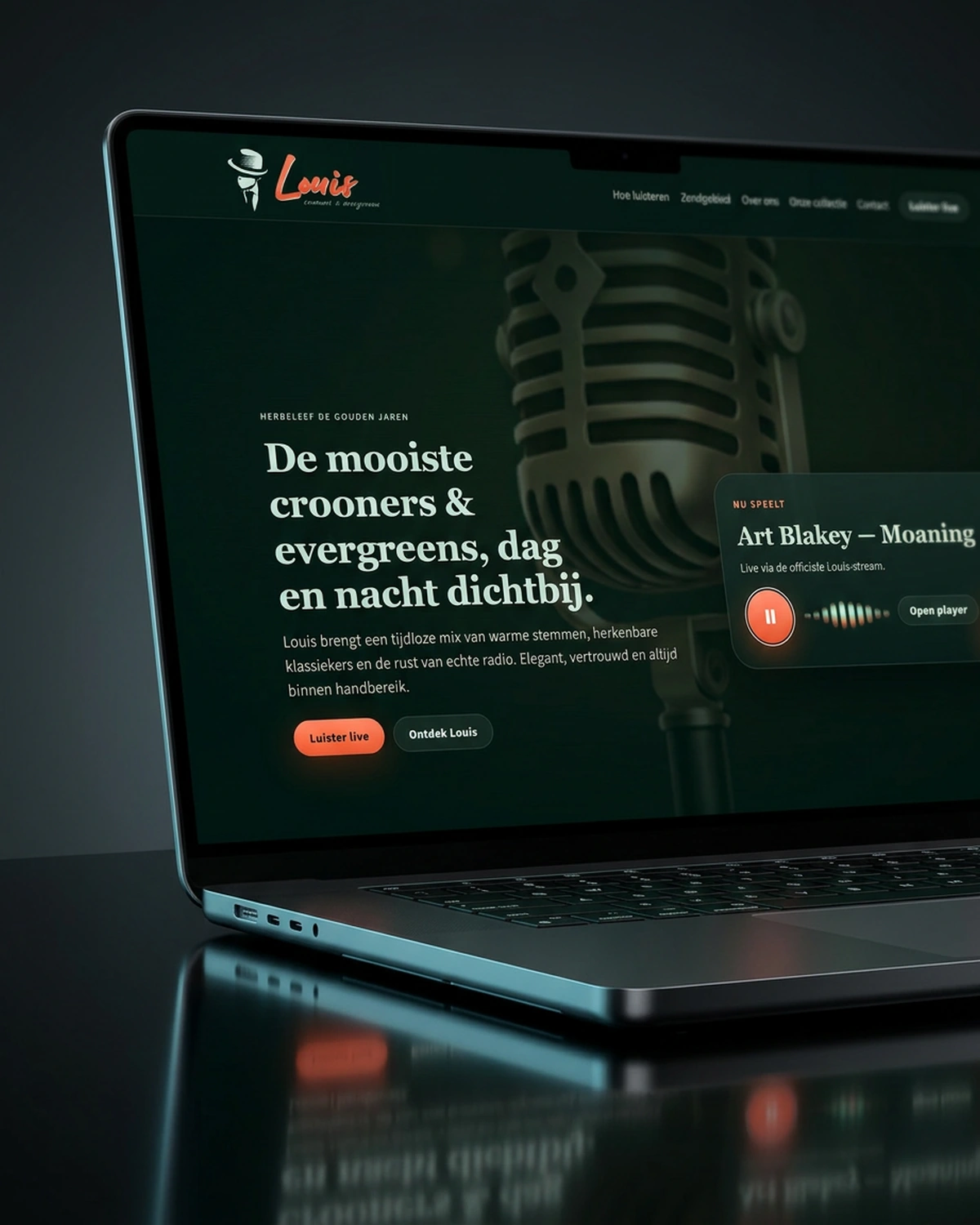 Branding en website met audioplayer voor Louis op laptop in een donkere premium setting.