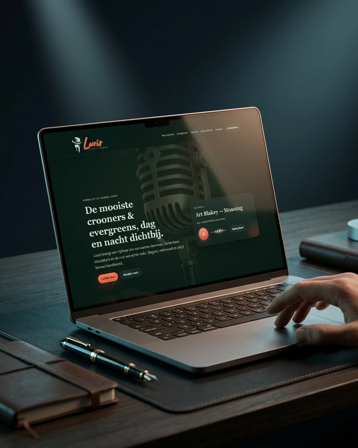 Laptop met de Louis Radio website en live muziekinformatie